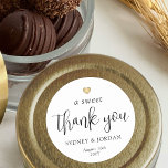Trendiget Skriva på bröllopsförmån för en söt Tack Runt Klistermärke<br><div class="desc">Lägg till en personlig i eleganten till bröllopsmottagningen eller party favors i möhippa med "ett varmt tack"-anpassningsbarna runt klistermärken. Alla formuleringar i den här mallen är enkla att anpassa för att behandla påsar sälar eller presentmärkre. Den moderna svarta och vita designen har ett guld faux foil-hjärta, chic-trendig-manusgrafi och minimal klassisk...</div>
