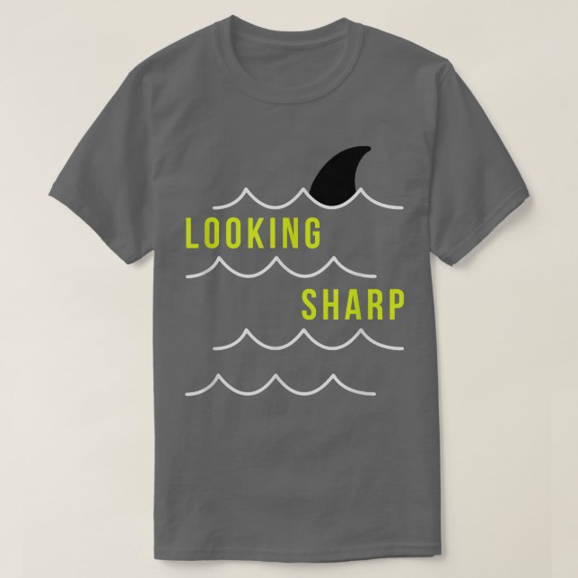 Trendiget Tittar Vass Shark Fin T Shirt (Design framsida)