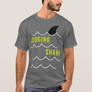 Trendiget Tittar Vass Shark Fin T Shirt