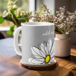Trendigets Daisy med grått och gult Kaffemugg<br><div class="desc">En namn,  ett monogram eller en annan anpassningsbar biet. Om du vill flytta runt bilden klickar du på knappen Anpassa för att göra ändringar.</div>