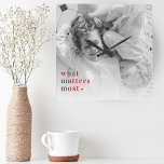 Trendigets foto och vad som är det mest positiva R Fyrkantig Klocka<br><div class="desc">Fånga livets vackra stunder med vår exklusiv Trendig Photo & What Matters mest Positive Red products. Smittsam positivitet och stil i vardagen med denna unika samling som sömlöst blandar moderna trender med tidlösa känslor. Oavsett om du behandlar dig själv eller överraskar en älskad, så ger vårt Trendig Photo & What...</div>
