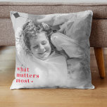 Trendigets foto och vad som är det mest positiva R Kudde<br><div class="desc">Fånga livets vackra stunder med vår exklusiv Trendig Photo & What Matters mest Positive Red products. Smittsam positivitet och stil i vardagen med denna unika samling som sömlöst blandar moderna trender med tidlösa känslor. Oavsett om du behandlar dig själv eller överraskar en älskad, så ger vårt Trendig Photo & What...</div>