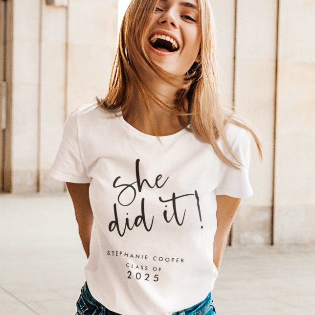 Trendigets skript som hon gjorde Namn 2025 Student T Shirt (Skapare uppladdad)