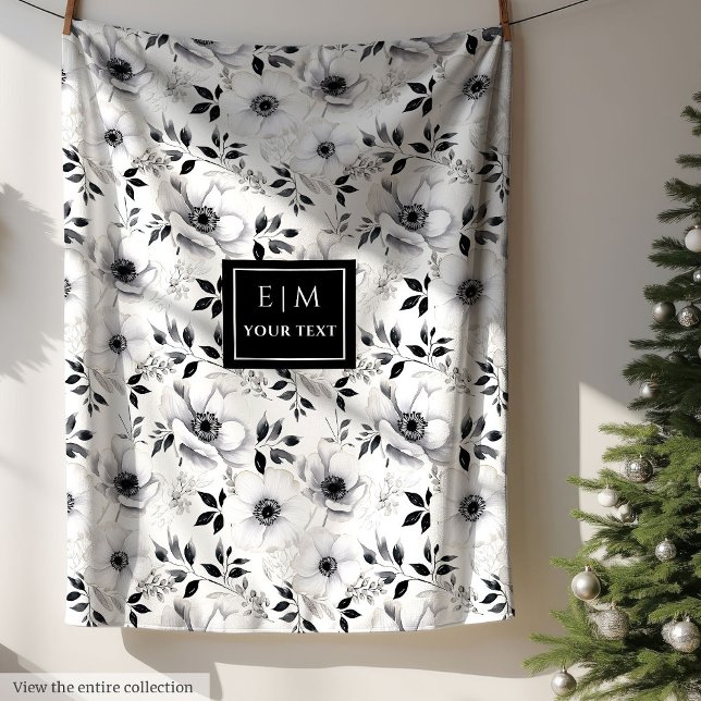 Trendigets svartvita blommigt för hemmet för snygg fleecefilt (Trendy monochrome floral blanket for stylish home)
