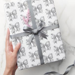 Trendigt Enkelt Elegant Bågmönster Presentpapper<br><div class="desc">Akvatellfärgad ljusgrå rosett - inslagspapper. Lägg till en touch av klassiskt charm till dina presenter med detta snygga inslagspapper med ett akvarellmönster i ljusgrå och vit rosett. Perfekt för bröllopsdusch,  baby shower,  bröllop eller någon annan tillställning,  denna design kombinerar tidlös elegans med en trendig,  modern känsla.</div>