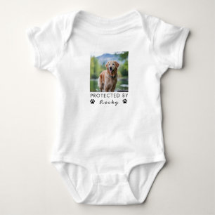 Trendigt Skyddad Av Hund Anpassad Foto Och Text    T Shirt