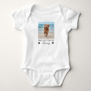 Trendigt Skyddat Av Hund Anpassad Foto Och Text    T Shirt