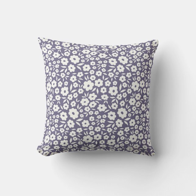 Trendy flowers seamless pattern. Small vintage flo Kudde (Framsida)