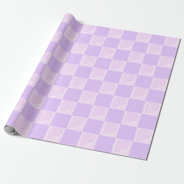 Trendy Purple Monogram Initial Checkerboard Presentpapper (Utrullad)