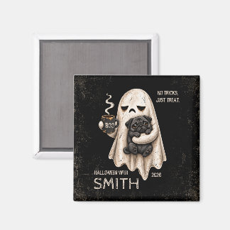 Tretande spöke som håller svart mops hund Meh Hall Magnet