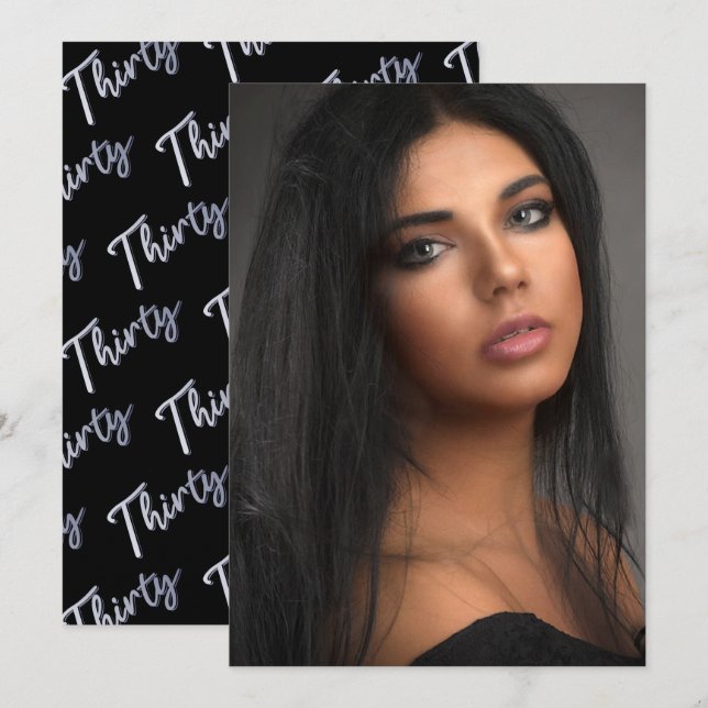 Trettio 30-års födelsedagsfoto skript svart silver inbjudningar (Fram/baksida)