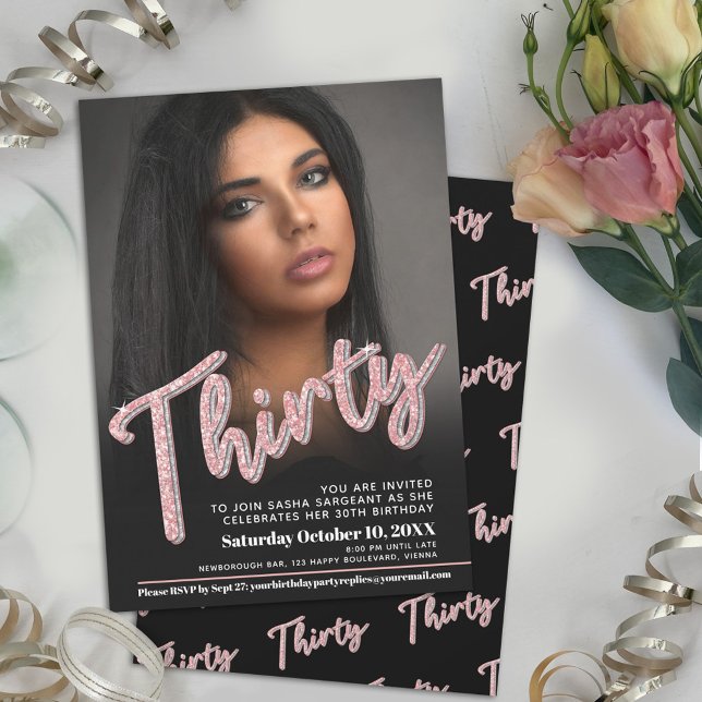 Trettio 30års födelsedag-fotoskript glitter rosa inbjudningar (Skapare uppladdad)