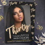 Trettio 30års födelsedag fotoskript svart guld inbjudningar<br><div class="desc">Trettio fetstilta bilder av glitter stil skriver text i guld och glidnyanser på svart. Anpassa den här 30års födelsedag-party-skriptfotofödelseinbjudan med din egen födelsedagsfest-händelseinformation och ett foto av din födelsedagsflicka. Andra år och matchande artiklar är tillgängliga. © Original design by Sarah Trett for www.mylittleeden.com on Zazzle.</div>