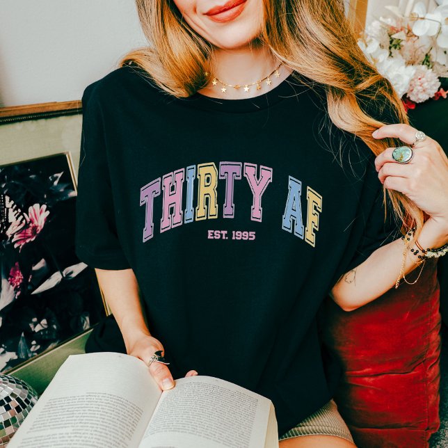 Trettio AF-Anpassningsbar Lusande 30 födelsedagar T Shirt (vintage collegiate-style font with bold, colorful letters for a fun, retro aesthetic.)