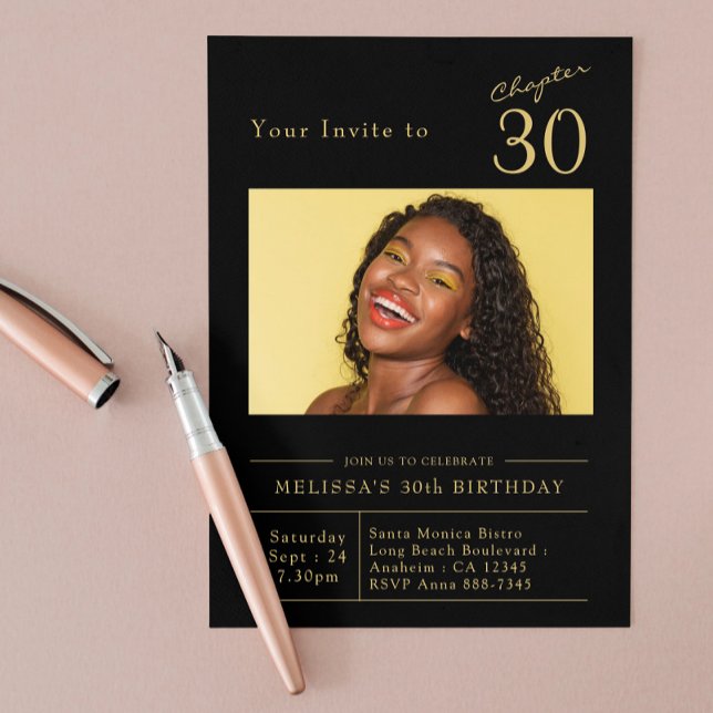 Trettio Black Guld 30års födelsedag Party Photo Inbjudningar (Black and good 30th birthday invitation on a blush pink background.)