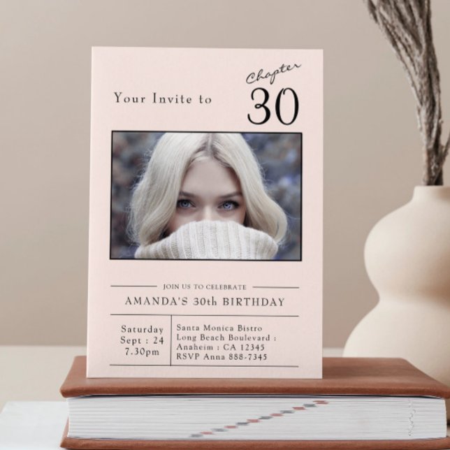 Trettio  foto 30års födelsedag Party vid Rosa Inbjudningar (Custom blush pink 30th birthday party invitation on a book.)