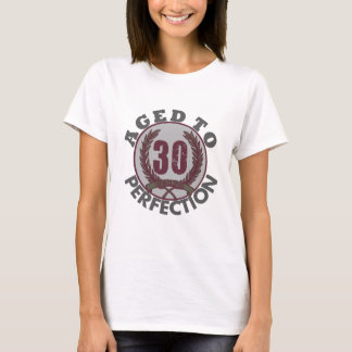 Trettio och åldrats till perfektionfödelsedagen t-shirt