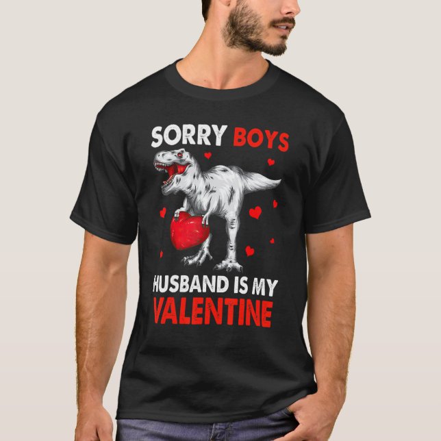 TRex Dinosaur Hearts Sorry Boys Husband Is My Vale T Shirt (Framsida)