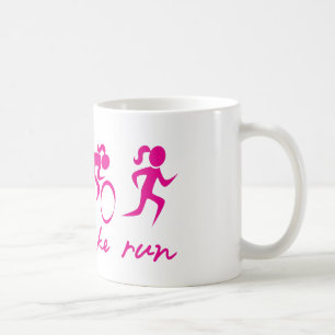 Tri flicka för simmacykelspringa kaffemugg
