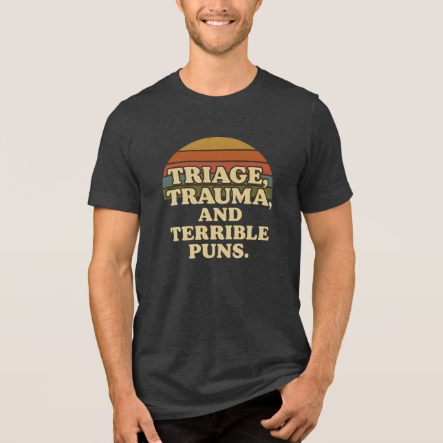 Triage Trauma och Terrible Puns Retro Nurse Humor T Shirt (Framsida)