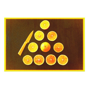 "Triangel of Halva Orangar" Utsänt foto. Köp nu Fototryck