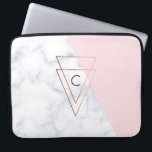 Trianglar av vitmarmor från elegant guld laptop fodral<br><div class="desc">Modern geometrisk design med faux white marble och rosa färg block, faux guld triangles.</div>