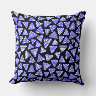 Triangles 240121 - Electric Blue and White on Blk Kudde