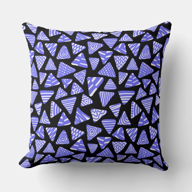 Triangles 240121 - Electric Blue and White on Blk Kudde (Framsida)