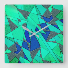 triangulära urklipp i grönt på blå bakgrund, grova fyrkantig klocka