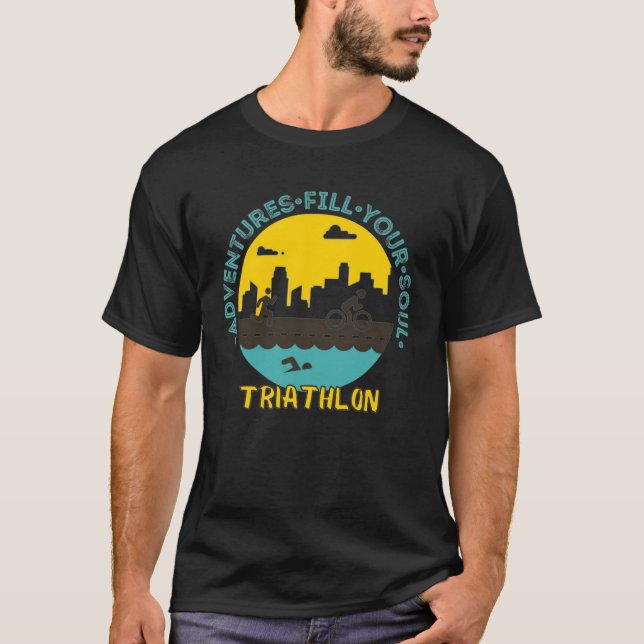 Triathlon. Äventyr fyller din själ T Shirt (Framsida)