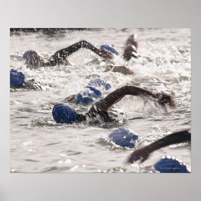 Triatleter tävlar i simmans ben av triathlon. poster (Framsidan)