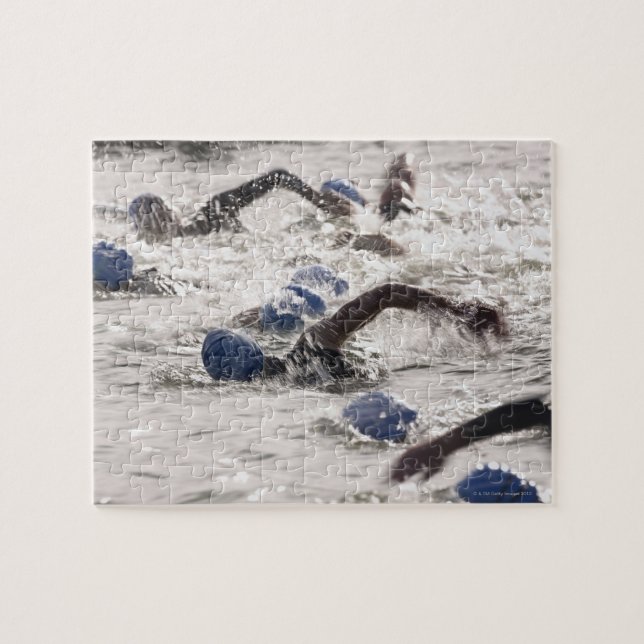 Triatleter tävlar i simmans ben av triathlon. pussel (Horisontell)