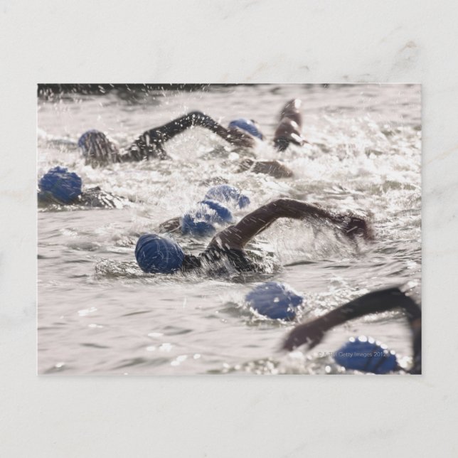 Triatleter tävlar i simmans ben av triathlon. vykort (Framsida)