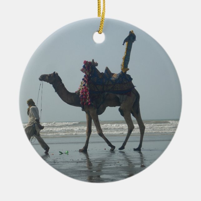 Tribal Camel Ride: God morgon Tide Sands & Sea Julgransprydnad Keramik (Framsidan)