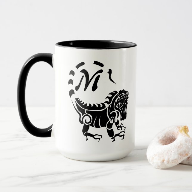 Tribal Iguana Monogram Mugg (Med munk)