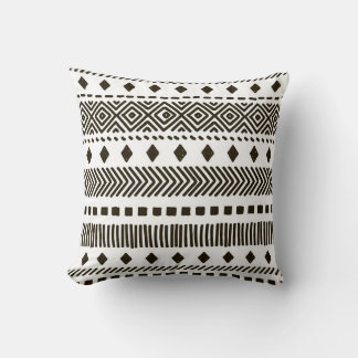 Tribal Rhythms: Ethnic Geometric Mönster Kudde