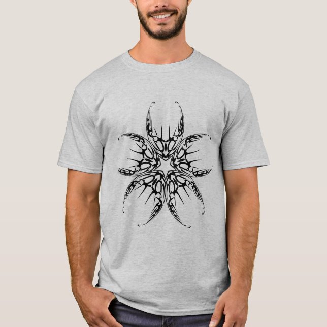 Tribal Scorpion - fetstilt svart konturdesign T Shirt (Framsida)