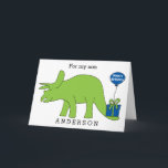 Triceratops Dinosaur Birthday Son Kort<br><div class="desc">En triceratops dinosaur-födelsedagskalkyl med en Grattis på födelsedagen-ballong fäst vid nuet. Du kan enkelt anpassa det här barn-dinosauriefödelseortet med namn. Inuti födelsedagskortet står det "Biggest födelsedagspresent önskemål för ett dino-mite-barn!" som du också kan ändra om du vill. Baksidan är "Grattis på födelsedagen 2018". Underbar för födelsedagspojken som kärlek dinosaurier!</div>