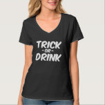Trick eller Drink Funny Halloween T Shirt<br><div class="desc">Den här konstiga Halloween-designen säger "Trick eller Drink". Fler anpassningsalternativ,  t.ex. teckensnitt stilar och färg,  finns tillgängliga genom att klicka på knappen "Anpassa".</div>