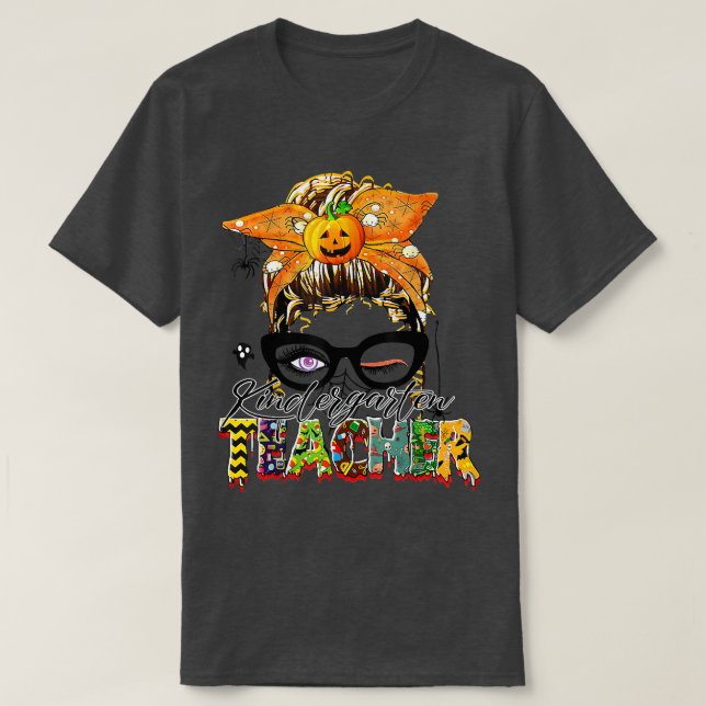 Trick eller Teach One Spooky Teacher Messy Bun Hal T Shirt (Design framsida)