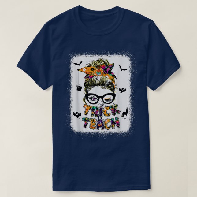 Trick eller Teach One Spooky Teacher Messy Bun Hal T Shirt (Design framsida)