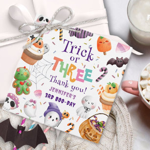 Trick eller tre! Cute Lila Halloween 3:e födelseda Gåvor Etiketter