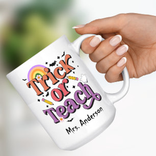 Trick or Teach Retro Pastell Halloween Lärar Namn Kaffemugg