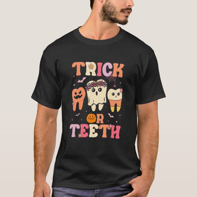 Trick Or Teeth Ghost Groovy Dental Halloween Treat T Shirt (Framsida)