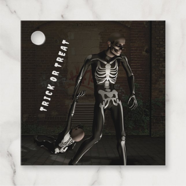 Trick or Treat. Man dressed as skeleton Gåvor Etiketter (Framsida)