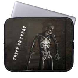 Trick or Treat. Man dressed as skeleton Laptop Fodral