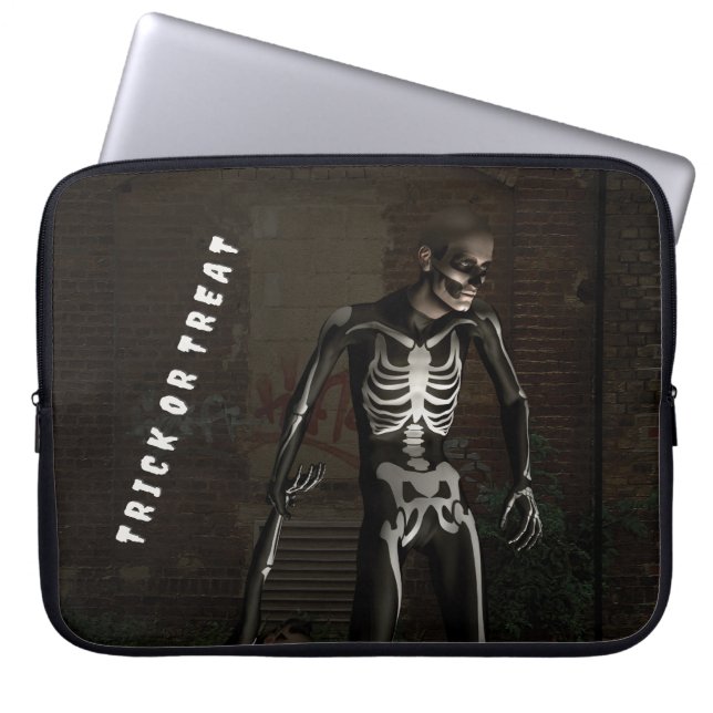 Trick or Treat. Man dressed as skeleton Laptop Fodral (Framsidan)