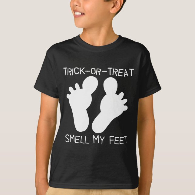 Trick-or-Treat Smell min Feet T-shirt (Framsida)