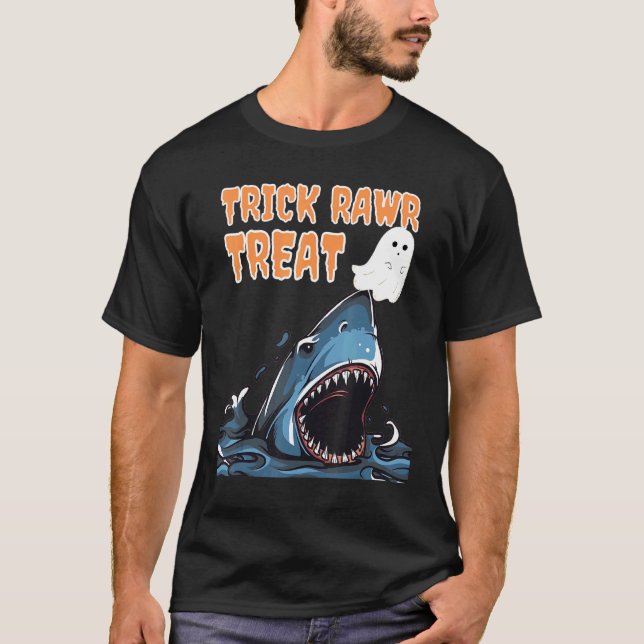 Trick Rawr Treat Scary Shark Chasing Ghost Hallowe T Shirt (Framsida)
