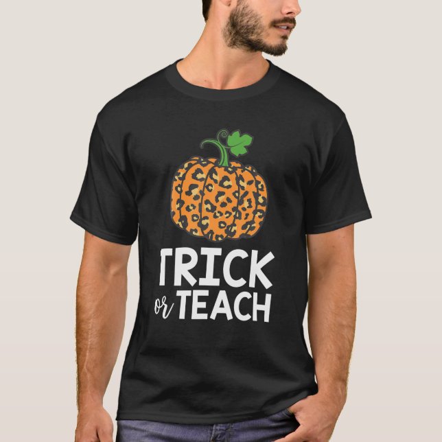 Trick Teach Leopard Pumpkin Fall Halloween Teacher T Shirt (Framsida)